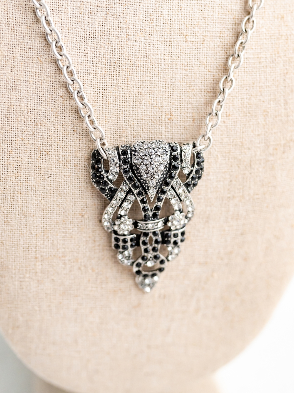 Rhinestone Filigree Pendant Necklace - Black & Silver